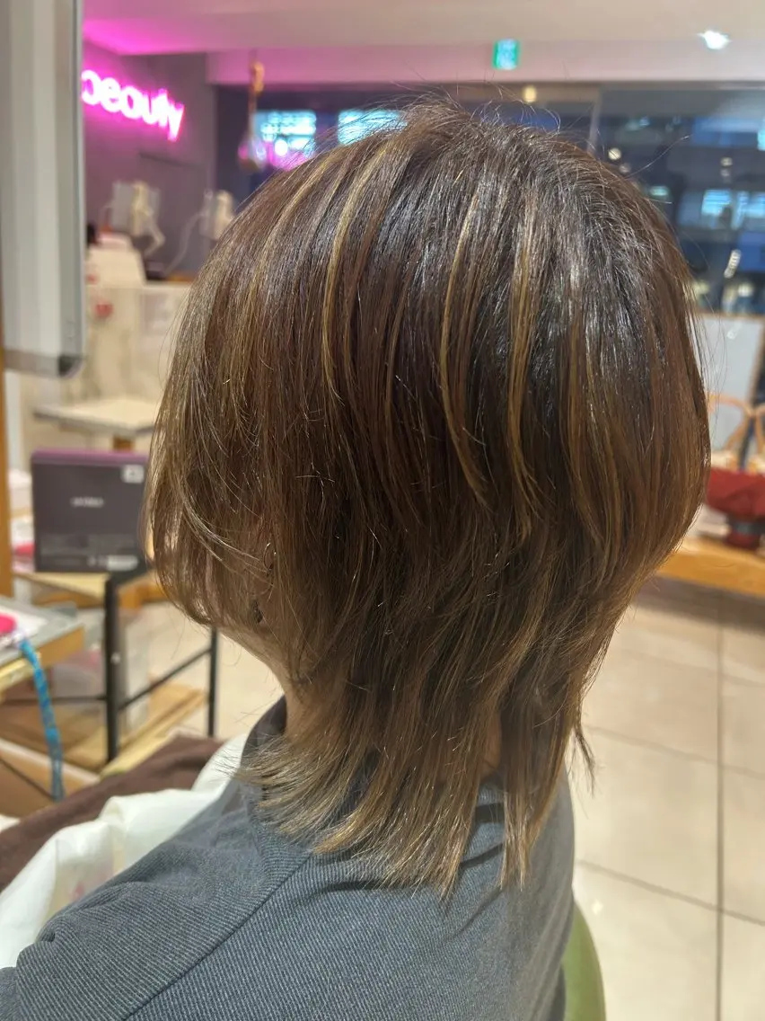 ショート カラー ハイライトカラー レイヤーカットのヘアスタイル