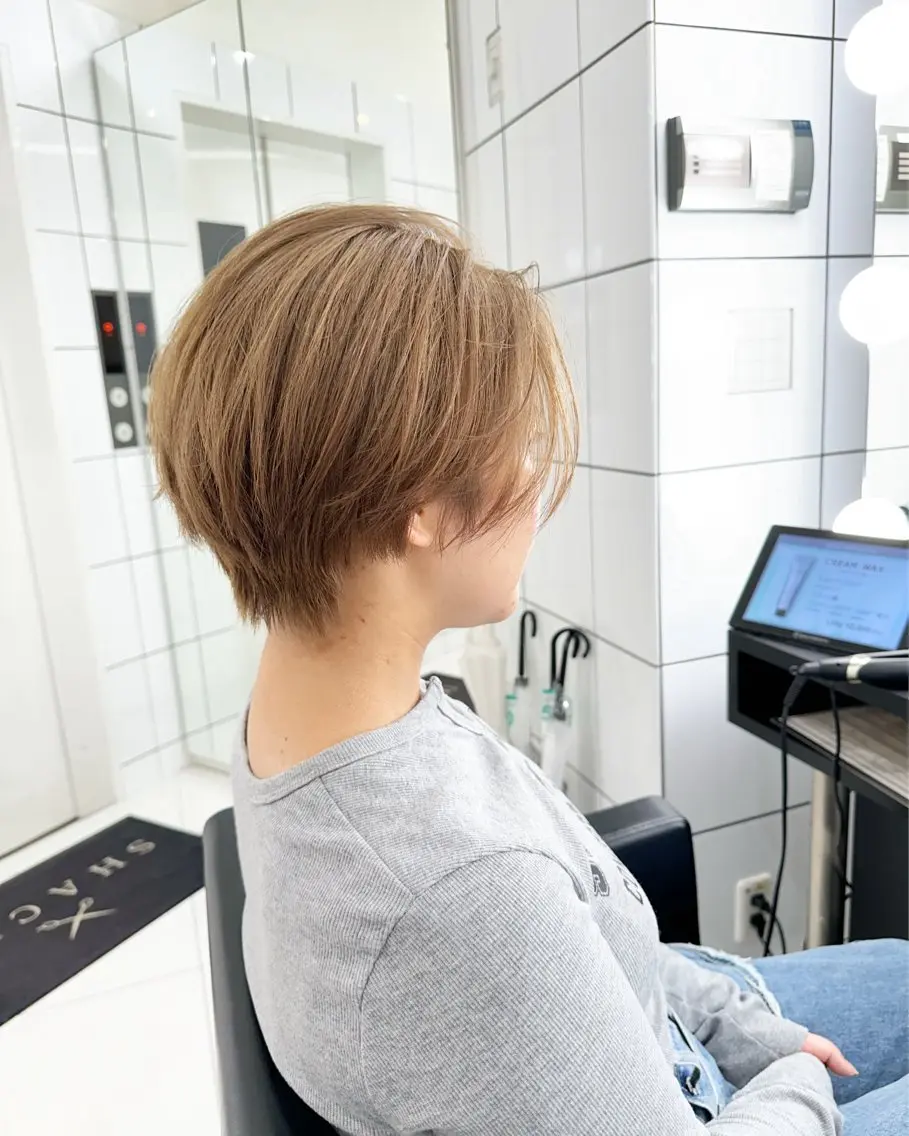 ショート カラー ベージュカラー ミルクティーベージュ デザイン特化ブリーチ 堀江美容室/ぱぴのヘアスタイル
