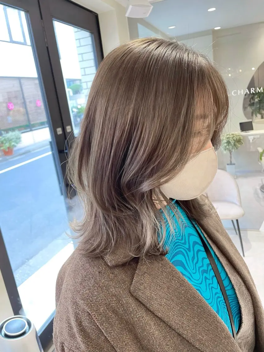 ミディアム カラー ブリーチ グレージュ ブリーチなしカラー シアーグレージュ レイヤーカット カット ヘアカラー トリートメント ブリーチなし/透明感 カラー🕊️坂入上総のヘアスタイル