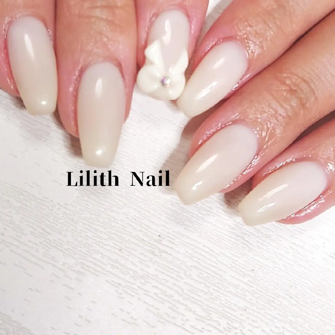ネイル アートネイル ワンカラーネイル リボン スクエアネイル 冬ネイル ハンドネイル Lilith Nailのネイルデザイン