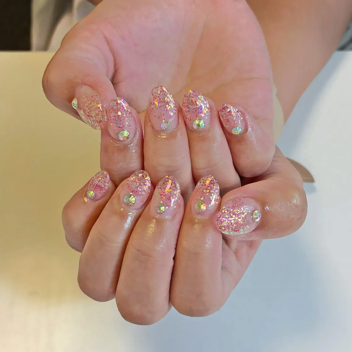 ネイル オーロラネイル グラデーション ラメ(グリッター) ラメグラデーション ピンク ハンドネイル ネイルサロン💎 Bibiのネイルデザイン