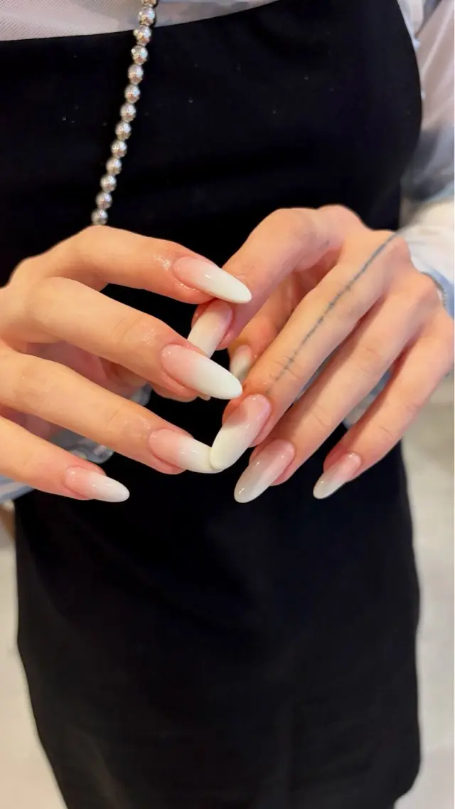 ネイル グラデーション ホワイト ハンドネイル ハンドケア Hi,nail minaのネイルデザイン