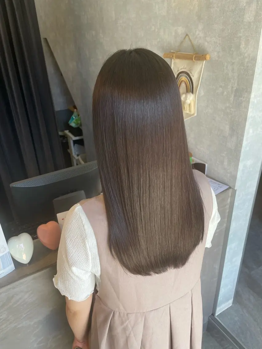 カラーと、3種類の集中ケアのトリートメントのメニューです。ホームケア付きの写真