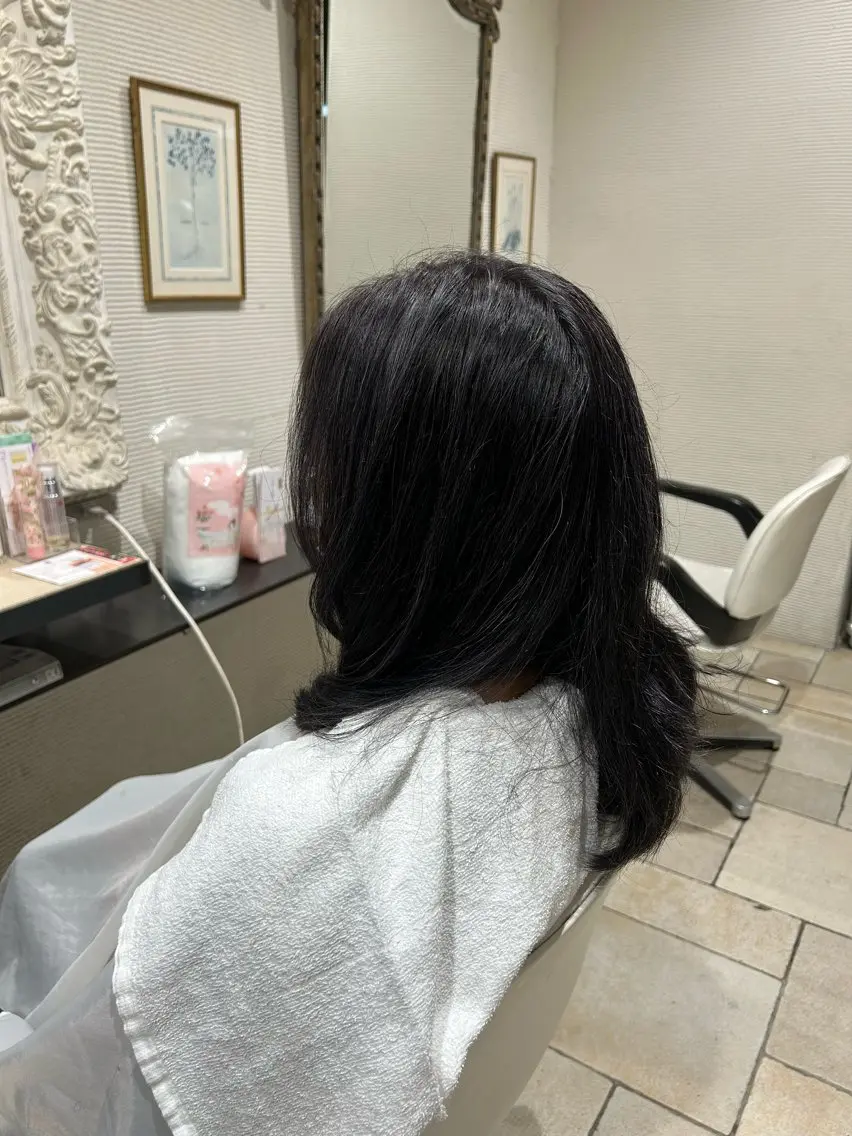 セミロング カラー 黒髪 ブルーカラー ブルーブラック 透明感カラー ヘアカラー トリートメント 高野 志穏のヘアスタイル