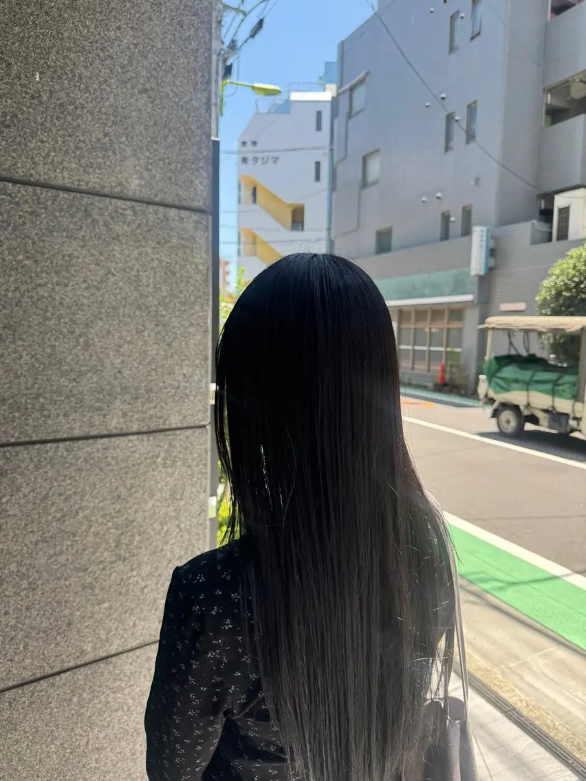 カラー 黒髪 櫻木 志穏のヘアスタイル