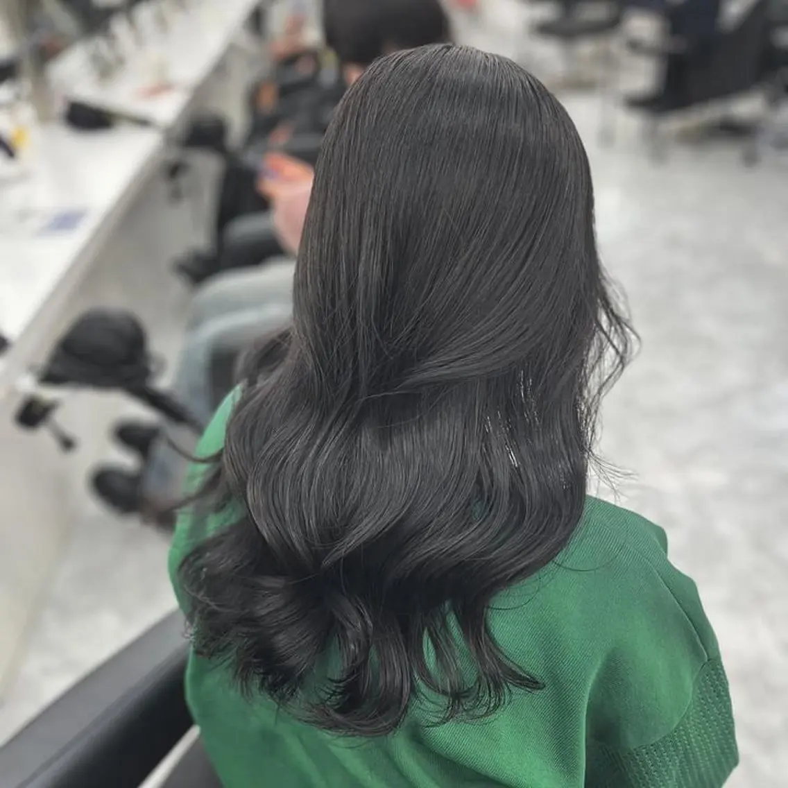 ロング カラー パーマ ヘアアレンジ メンズ キッズ メンズ韓国風 黒髪 ブルーカラー ブルーブラック ブラウンカラー 髪質改善Ⅰ透明感 艶カラーⅠたつやのヘアスタイル