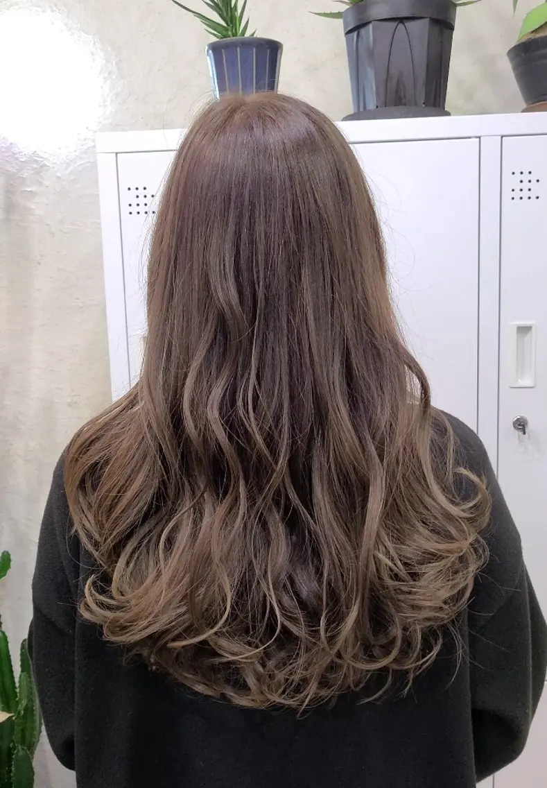 ロング カラー ベージュカラー カット ヘアカラー Colores Ryuのヘアスタイル