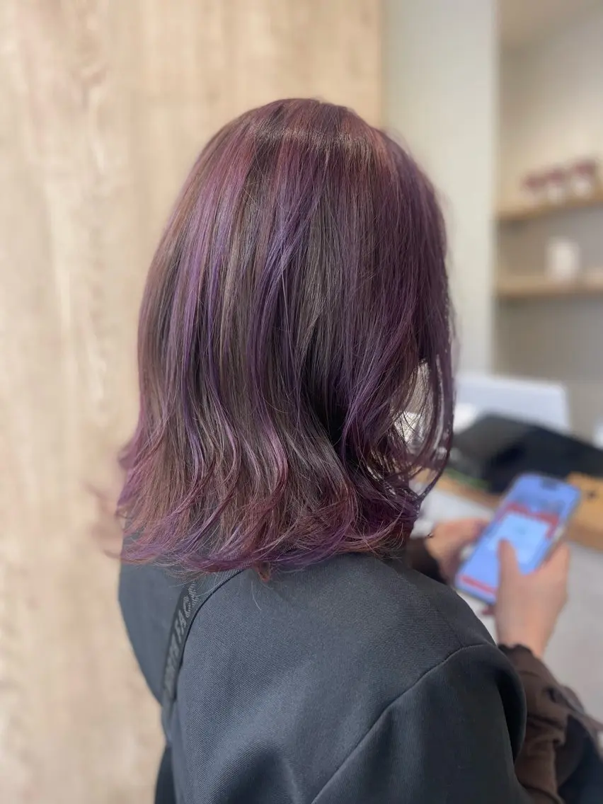 ミディアム カラー パープルカラー カット パーマ 縮毛矯正 トリートメント ヘッドスパ 大久保 結加のヘアスタイル