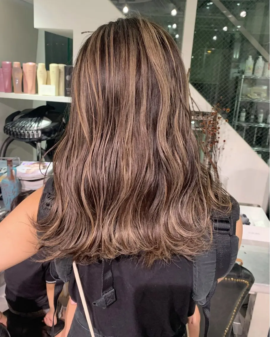 セミロング カラー デザインカラー ハイライトカラー ハイライト ヘアカラー トリートメント CHERIEブリーチ ダブルカラー　天神のヘアスタイル