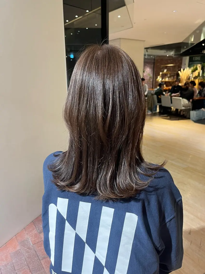ミディアム カラー ベージュカラー くびれヘア レイヤーカット マンツーマン 縮毛矯正/マユコのヘアスタイル