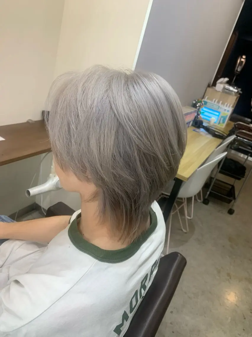 カラー メンズ メンズブリーチ センターパート ブリーチ 透明感カラー ダブルカラー 抜け感ダブルカラー miyukiのヘアスタイル