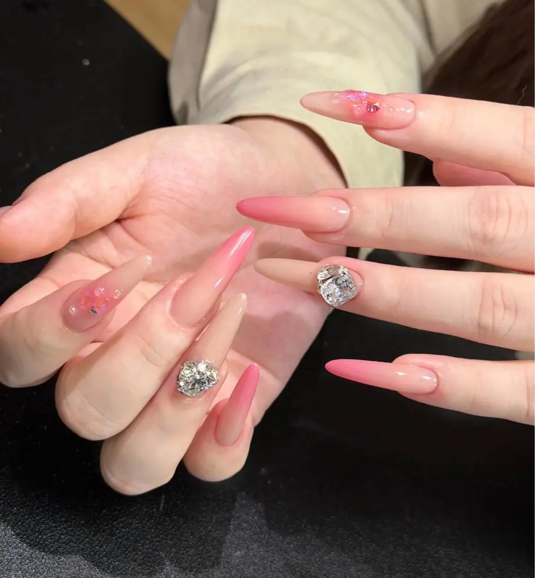 ネイル フラワーネイル フレンチネイル ガーリー キラキラネイル 韓国ネイル ハンドネイル ハンドケア Anna Melia Nailのネイルデザイン