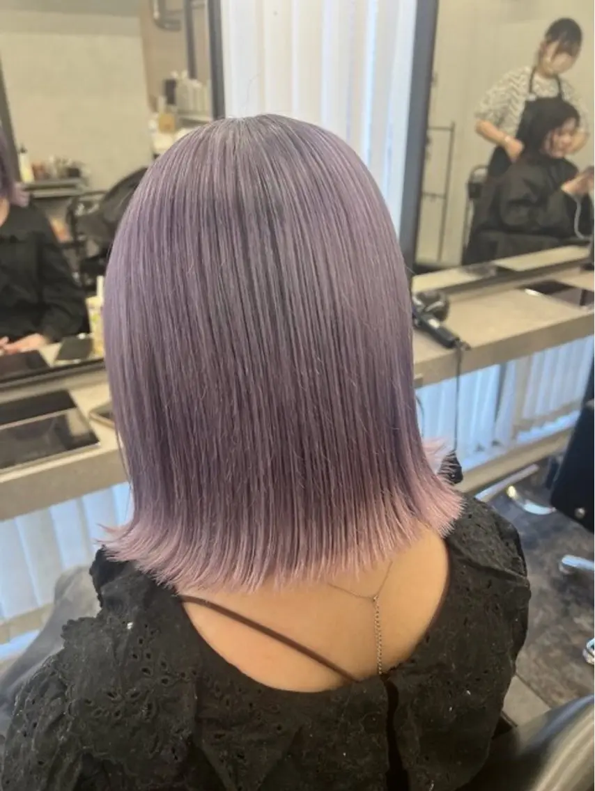 セミロング パープルカラー 新宿💜ブリーチ 🩷HIKARUのヘアスタイル