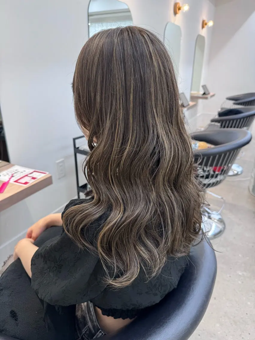 ロング カラー ハイライトカラー ハイライト ヘアカラー 内田 愛莉のヘアスタイル
