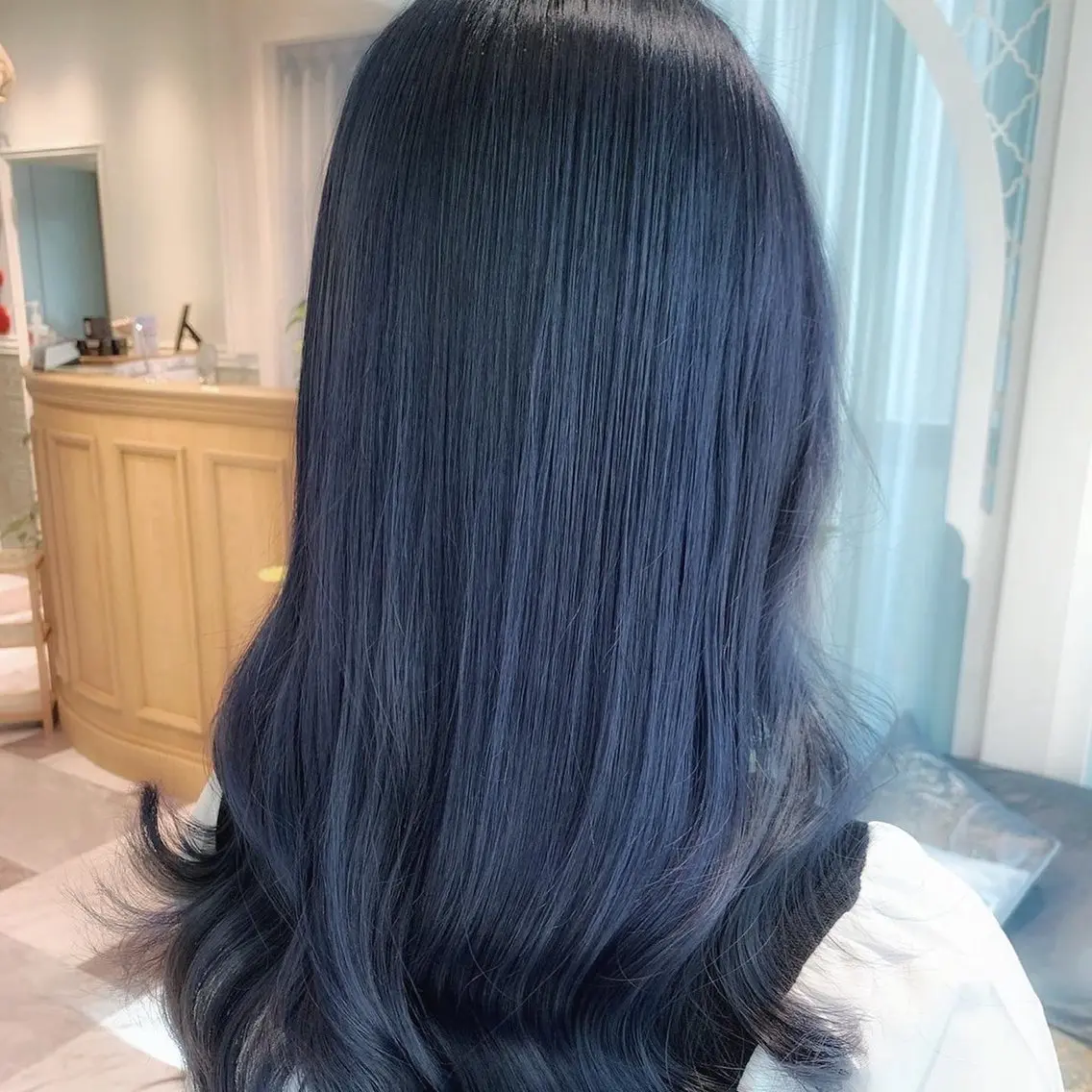 ミディアム カラー ベージュカラー 黒髪 ブリーチ ブルーカラー ブルーブラック ヘアカラー トリートメント 木屋元一/透明感 /前髪/レイヤーのヘアスタイル