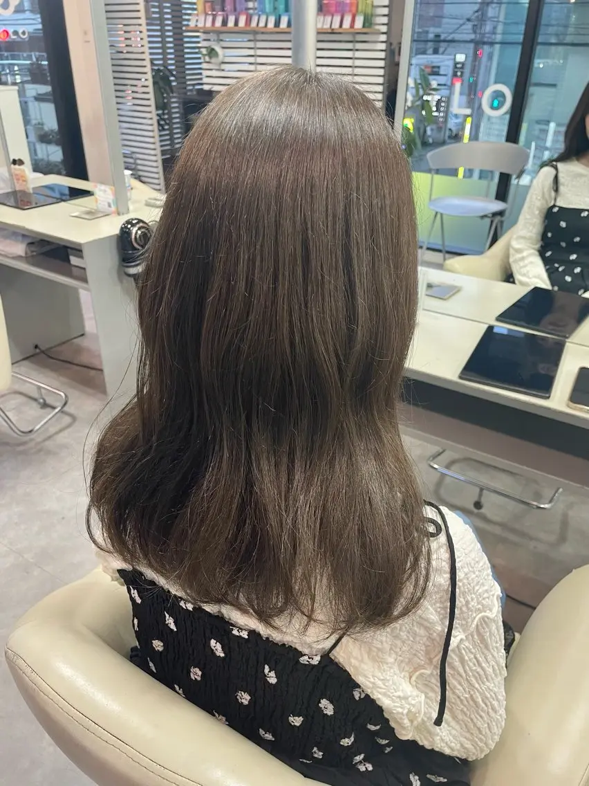 ミディアム カラー ブリーチ グレージュ ブリーチなしカラー オリーブグレージュ オリーブグレー カット ヘアカラー トリートメント 『SiLO』 rumiのヘアスタイル