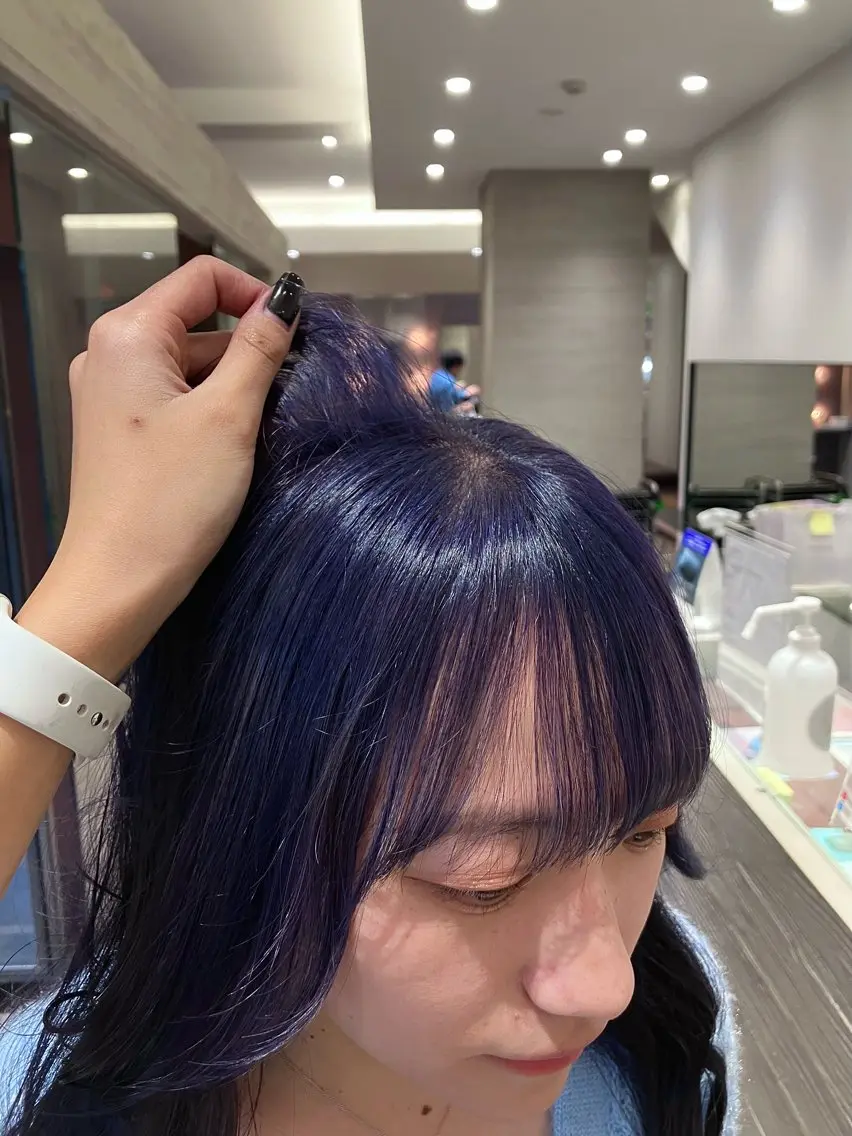 ロング カラー ブリーチ ブルーカラー ラベンダーカラー サキ🤍ハイトーン 🪩レイヤーカットのヘアスタイル