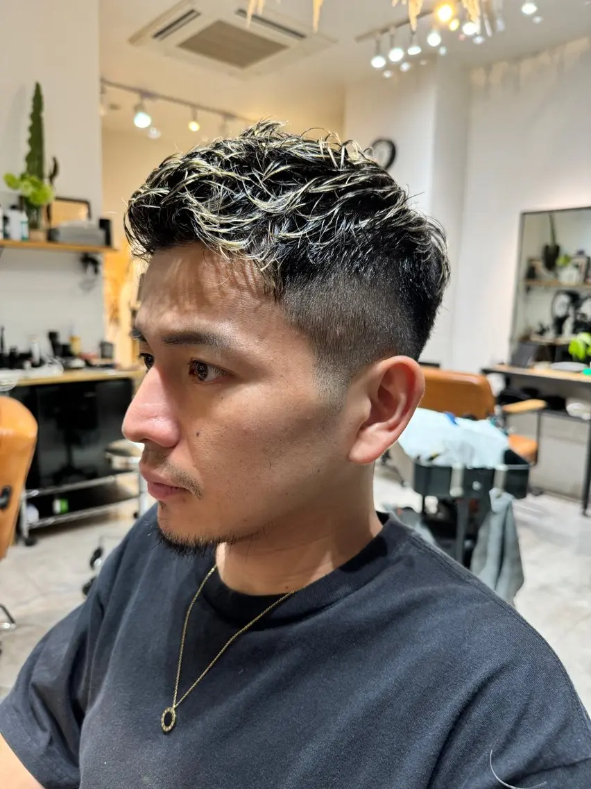 ショート カラー メンズ メンズハイライト ハイライトカラー ハイライト 髪質改善 ショートヘア カット ヘアカラー 内藤　宏紀 tidasmileのヘアスタイル
