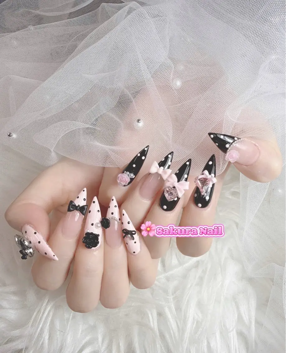 ネイル アートネイル オーロラネイル ボルドー チークネイル フレンチネイル ハンドネイル Sakura Nail Salonのネイルデザイン