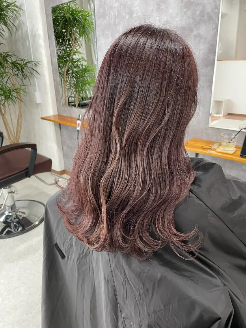 ロング カラー ベージュカラー ブリーチ ケアブリーチ ハイライトカラー パープルカラー 齋藤 彬のヘアスタイル