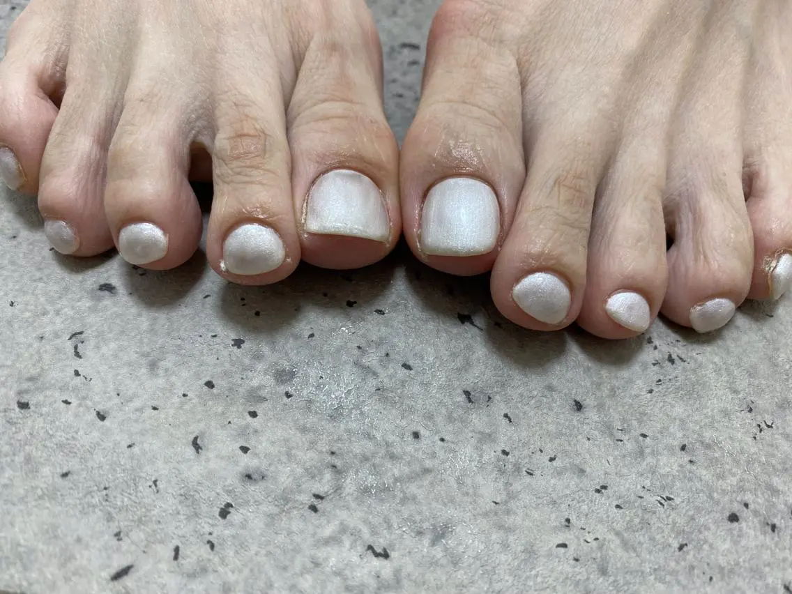 ネイル ラメ(グリッター) ワンカラーネイル ホワイト フットネイル mogunail &blowのネイルデザイン