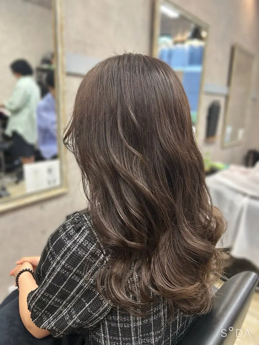 セミロング カラー ブラウンカラー 青柳 若奈のヘアスタイル