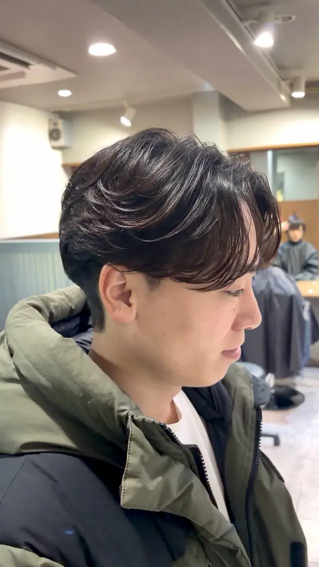 ショート パーマ メンズ センターパート フェザーパーマ メンズパーマ くせ毛 縮毛矯正 カット パーマ 曲がる縮毛 フェザー ニュアンス 佐々木のヘアスタイル