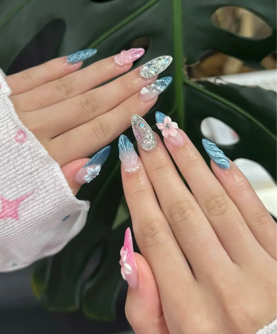 ネイル ブルー フラワーネイル キラキラネイル 韓国ネイル ロングネイル Iconic Nailのネイルデザイン
