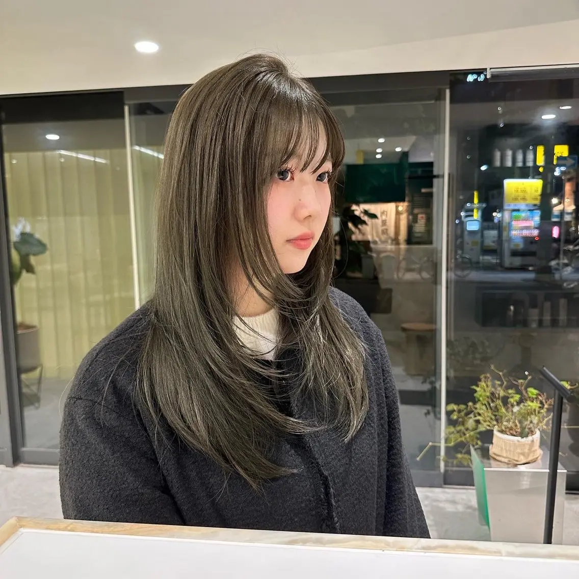 セミロング カラー グレージュ オリーブグレージュ オリーブグレー カット ハイトーン/透け感 カラー🎀真香のヘアスタイル