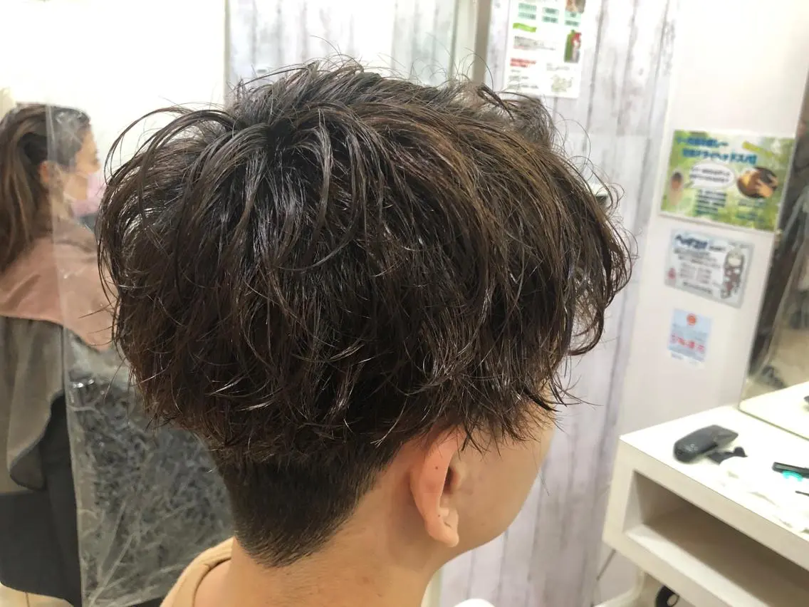 ショート メンズ センターパート メンズパーマ くせ毛 韓国メンズヘア/ 毛流れヘア　須田龍世のヘアスタイル