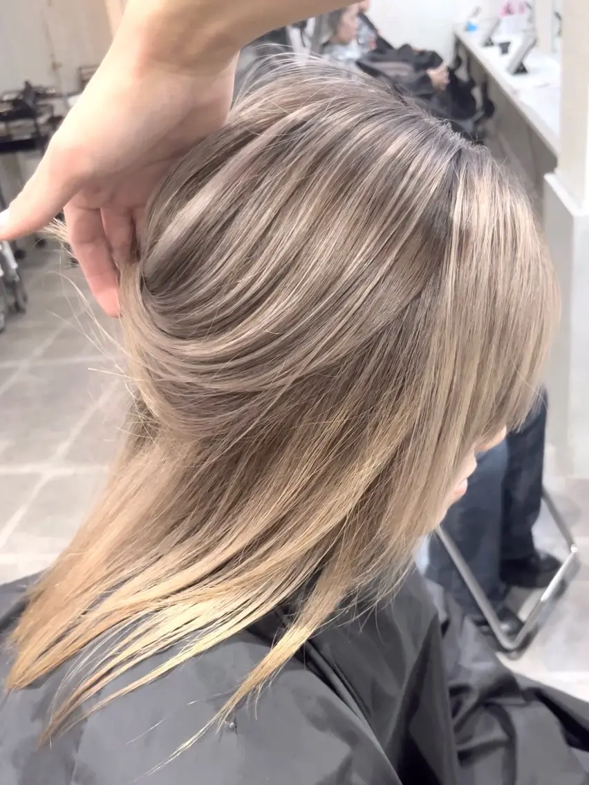ロング カラー バレイヤージュ ブリーチ ハイトーンカラー レイヤーカット カット ヘアカラー バレイヤージュ 宮本宗嵩のヘアスタイル