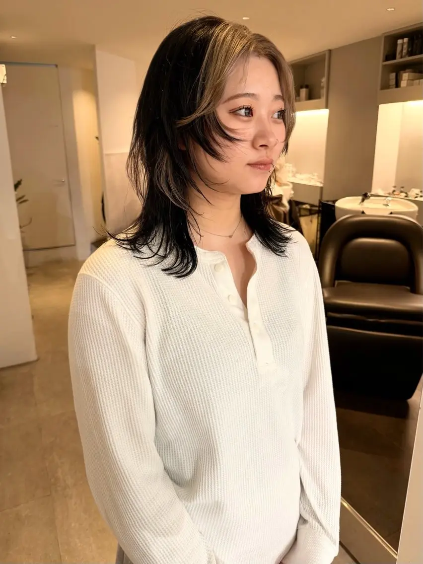ミディアム カラー デザインカラー ハッシュカット レイヤーカット カット ヘアカラー トリートメント RAIMA ケアハイトーンのヘアスタイル
