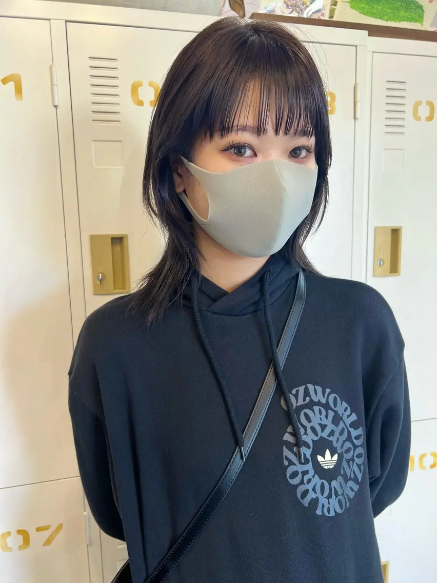 ミディアム カラー グレージュ オリーブグレージュ オリーブグレー LOMARLIE JURIAのヘアスタイル