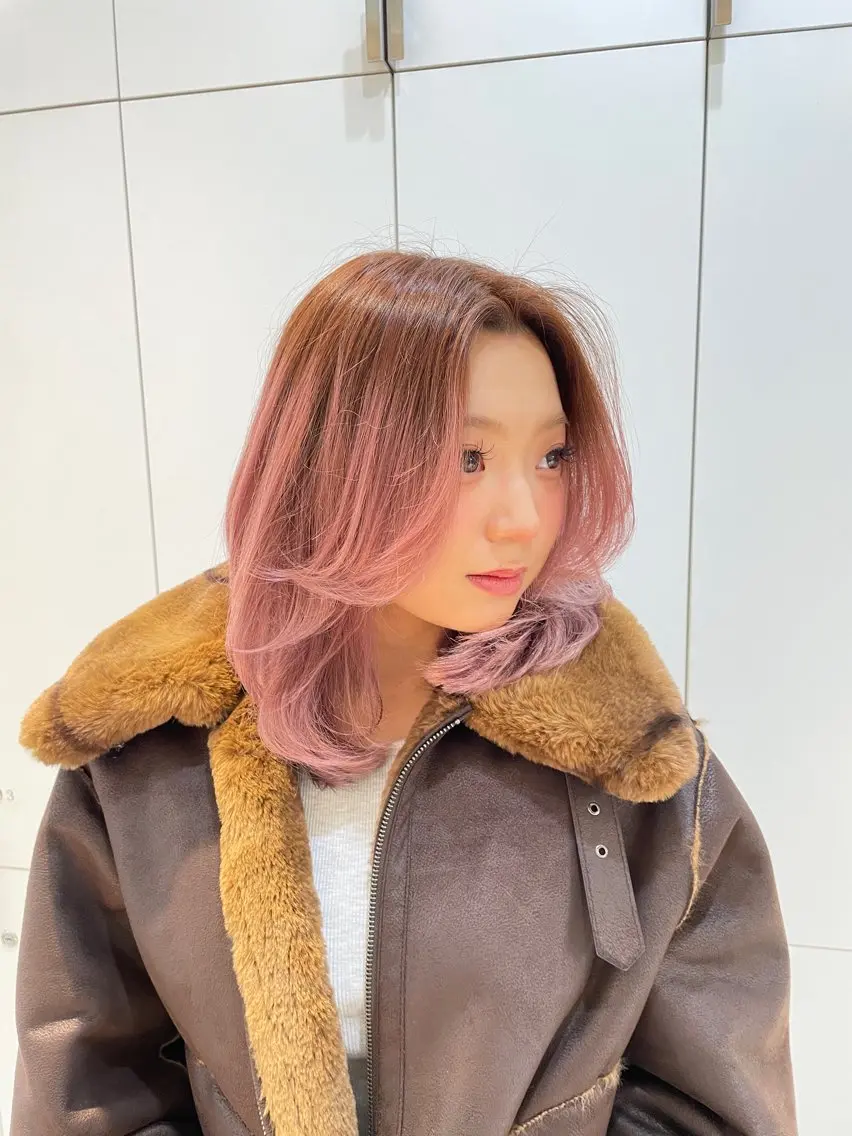 セミロング カラー ヘアアレンジ グラデーションカラー ピンクカラー 伸ばしかけ レイヤーカット カット ヘアカラー トリートメント ヘッドスパ ヘアセット 艶カラー✨縮毛矯正✨ 翁長孝輔のヘアスタイル