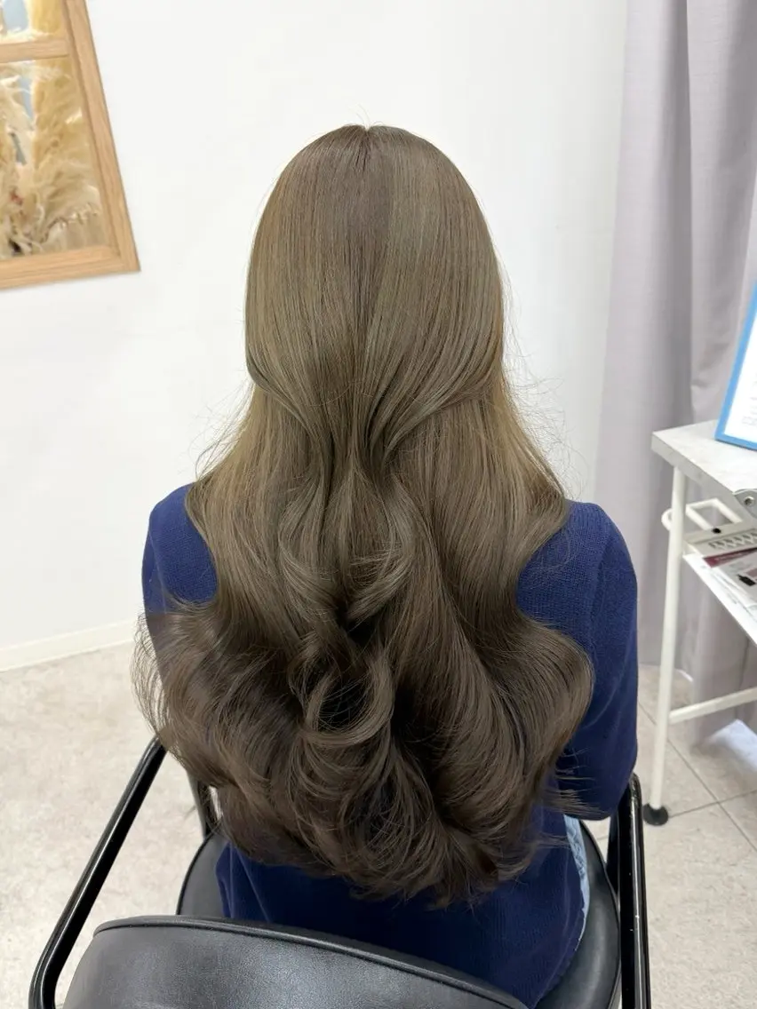ロング カラー ブリーチ 透明感カラー ブリーチなしカラー 柔らかオリーブ🌿 HIMARI🌻のヘアスタイル