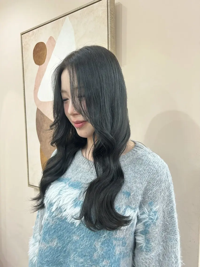 カラー ブルーカラー ブルーグレー ブルーグレージュ 透明感カラー グレージュ 君島 花楓のヘアスタイル