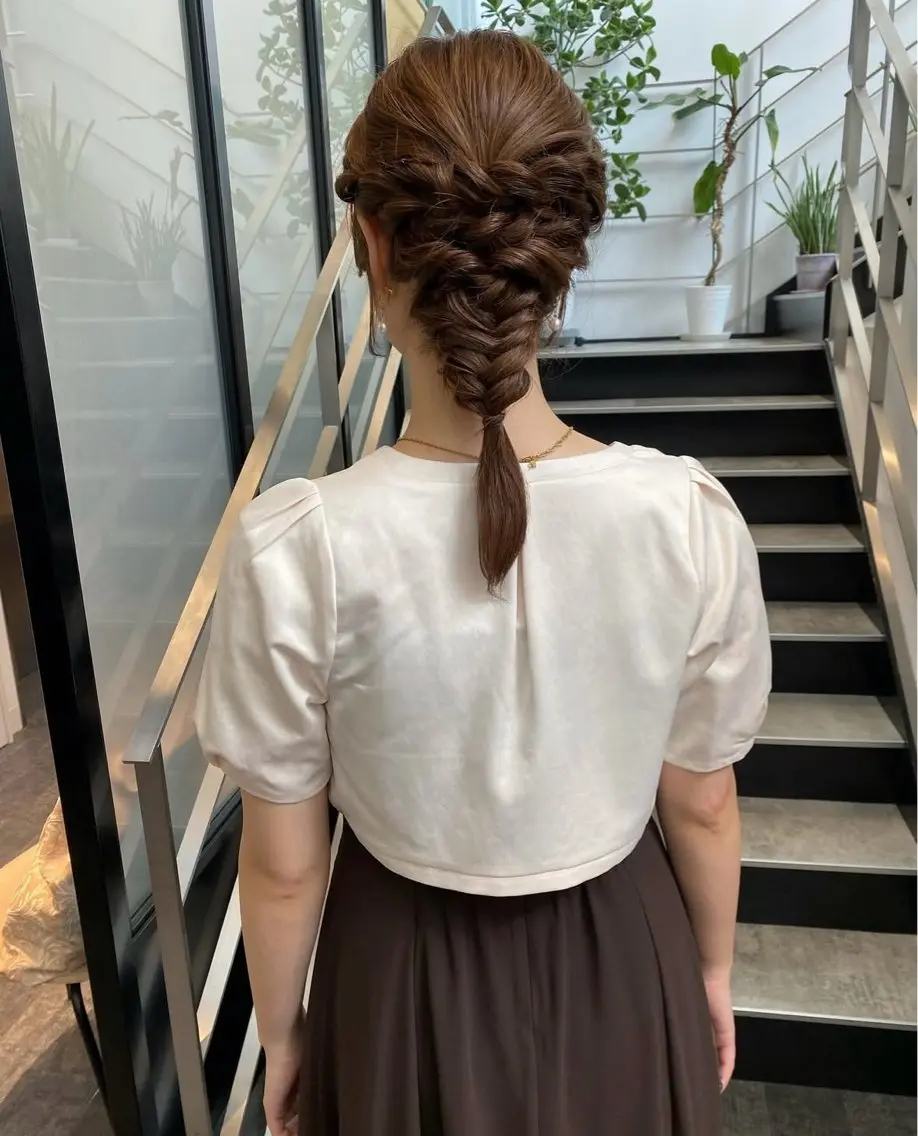 セミロング ヘアアレンジ 結婚式・ブライダル mao ｜ 柔らか艶カラー🫧のヘアスタイル
