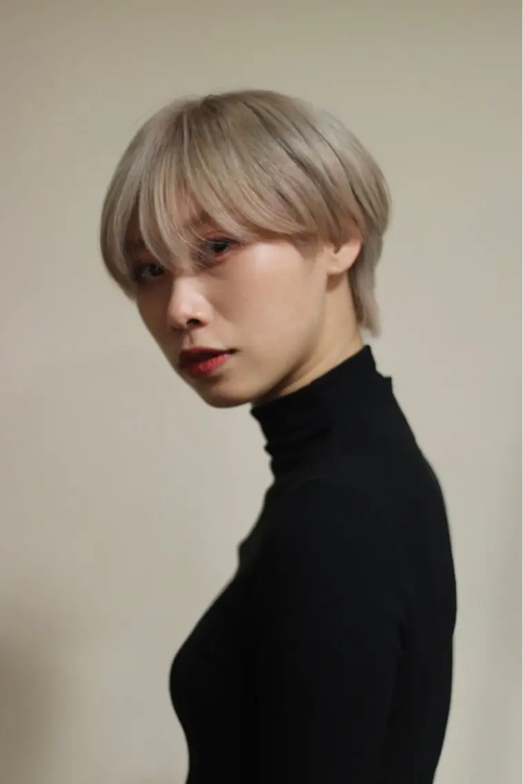ショート カラー ブロンド ホワイトブロンド 浅岡 昭汰のヘアスタイル