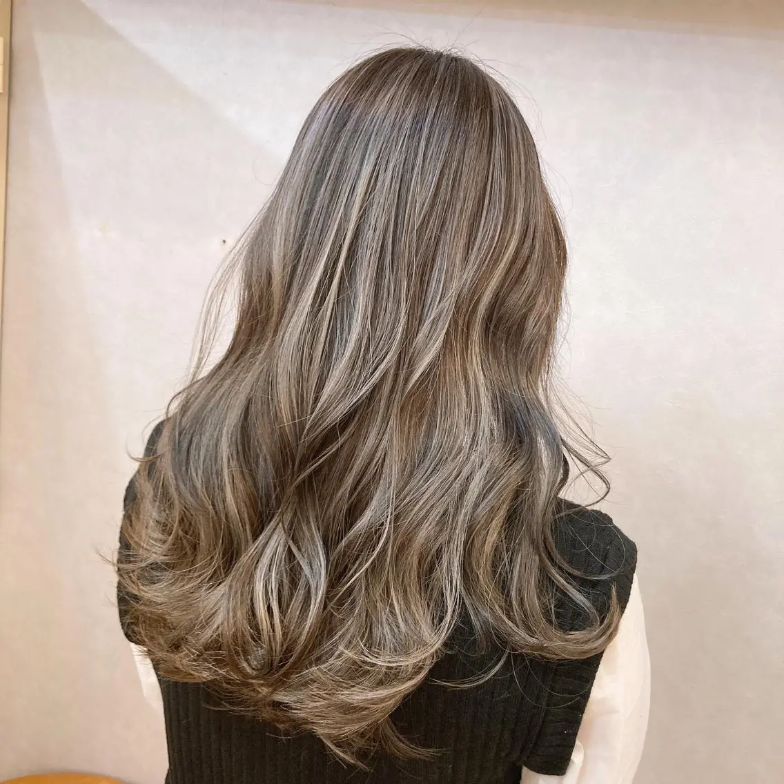 ロング ハイライト ヘアカラー KAJI MANAMIのヘアスタイル