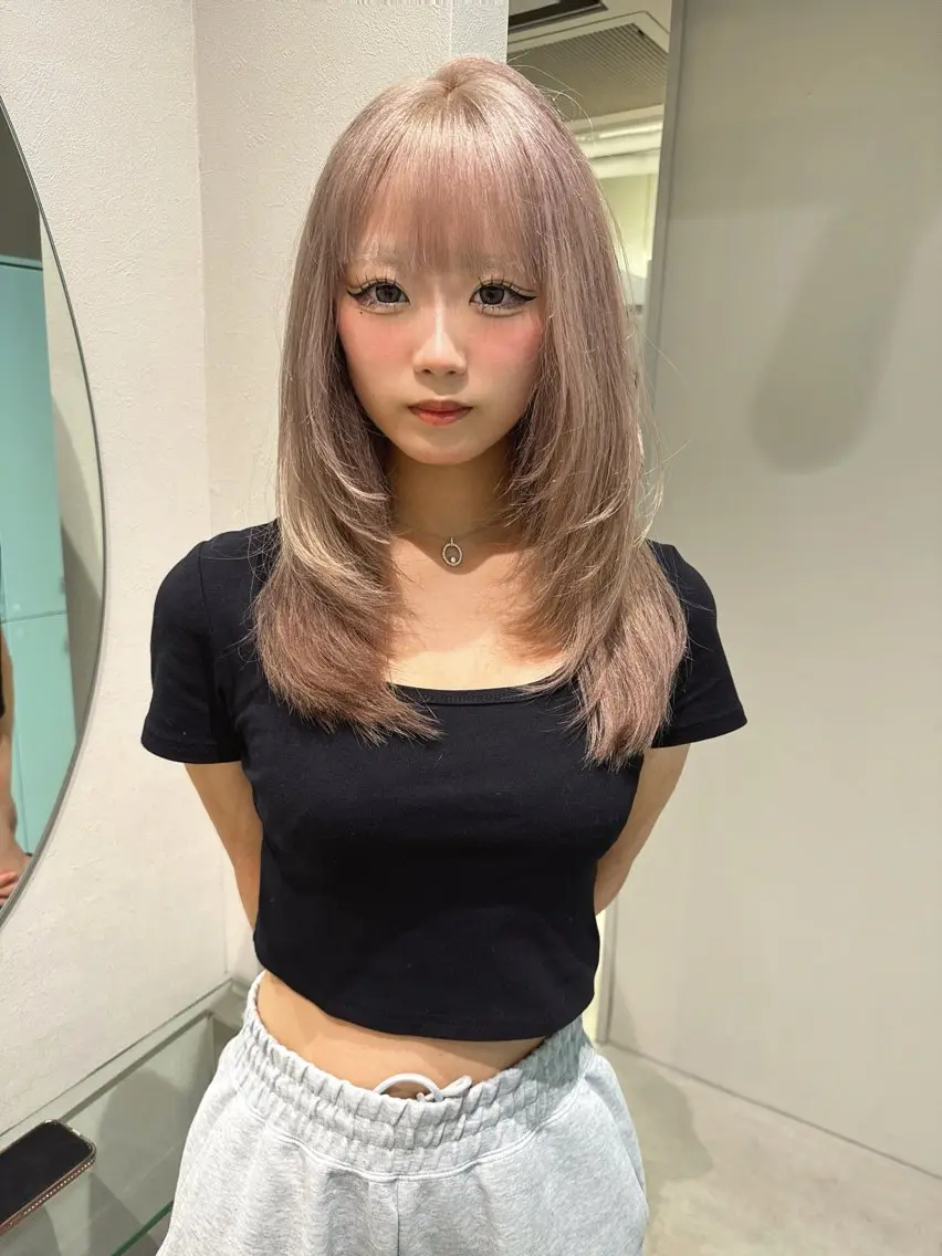 ミディアム ミディアムレイヤー レイヤーカット ヘアカラー GEM YURI ハイトーンカラーのヘアスタイル