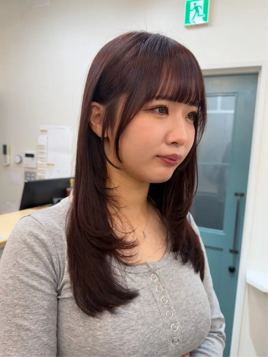 ロング カラー ボルドーカラー ハイレイヤー レイヤーカット おくれ毛 カット ヘアカラー トリートメント レイヤー/顔周り /いいぬまみかのヘアスタイル