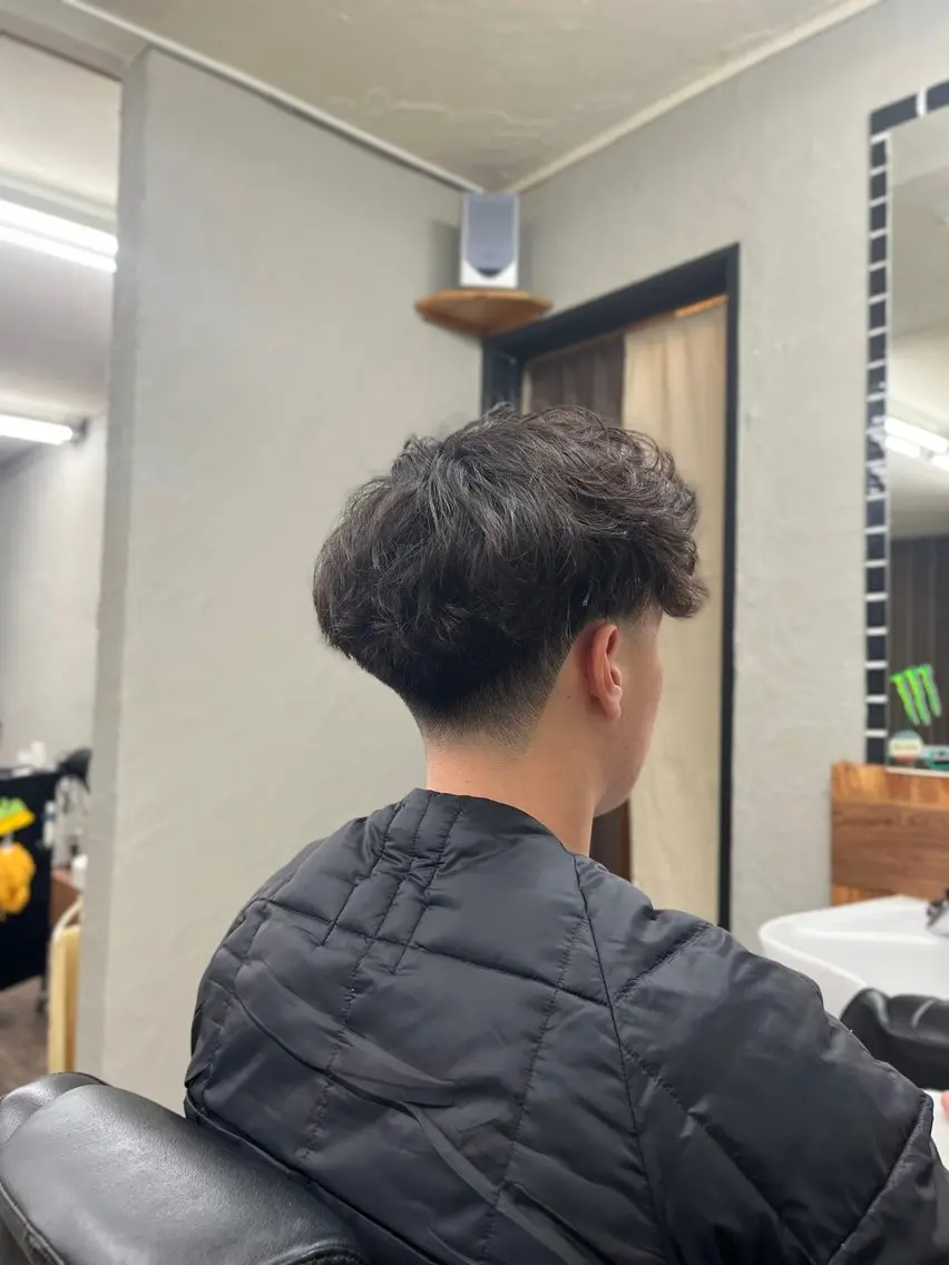 ミディアム パーマ メンズ フェードカット スペインカール カット パーマ 橋本 拳史郎のヘアスタイル