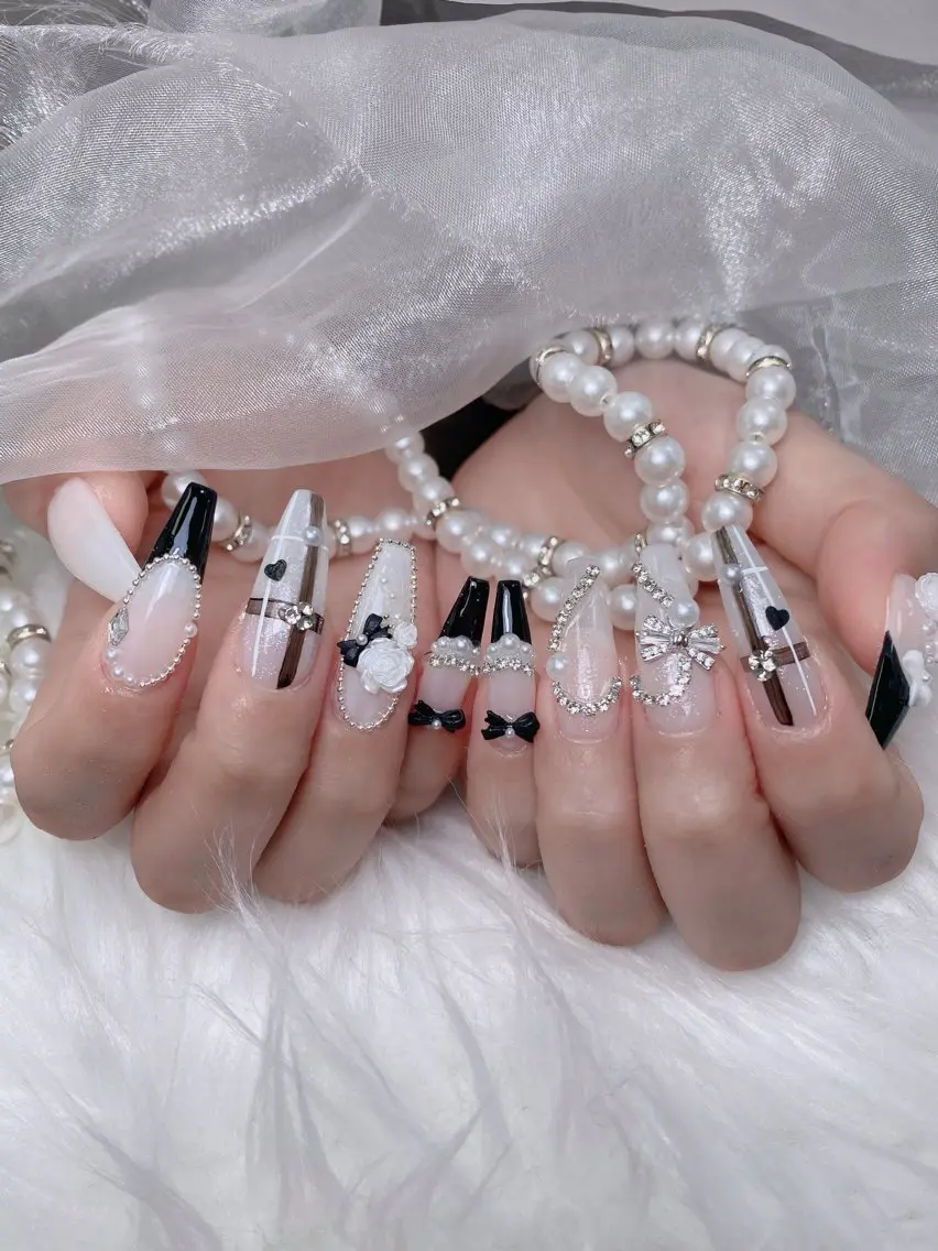 ネイル アートネイル オーロラネイル ボルドー チークネイル フレンチネイル ハンドネイル Sakura Nail Salonのネイルデザイン