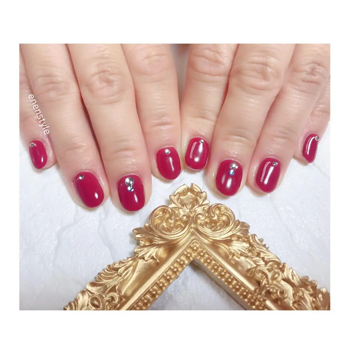 ショート ネイル ジェルネイル ニュアンスネイル オフィスネイル 赤色 シンプルネイル ハンドネイル 🐾enen style 🐾のネイルデザイン