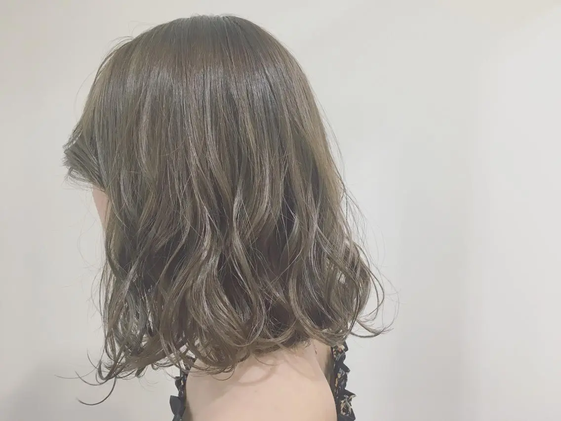 ミディアム カラー アッシュ ベージュカラー ハイライトカラー 3Dハイライト ハイライト てんま さやかのヘアスタイル