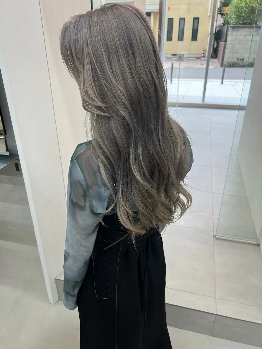 ロング カラー ブリーチ ブロンド グレージュ シルバー シルバーグレージュ カット ヘアカラー トリートメント 吉沢遣人/レイヤー 艶カラー/抜け感のヘアスタイル