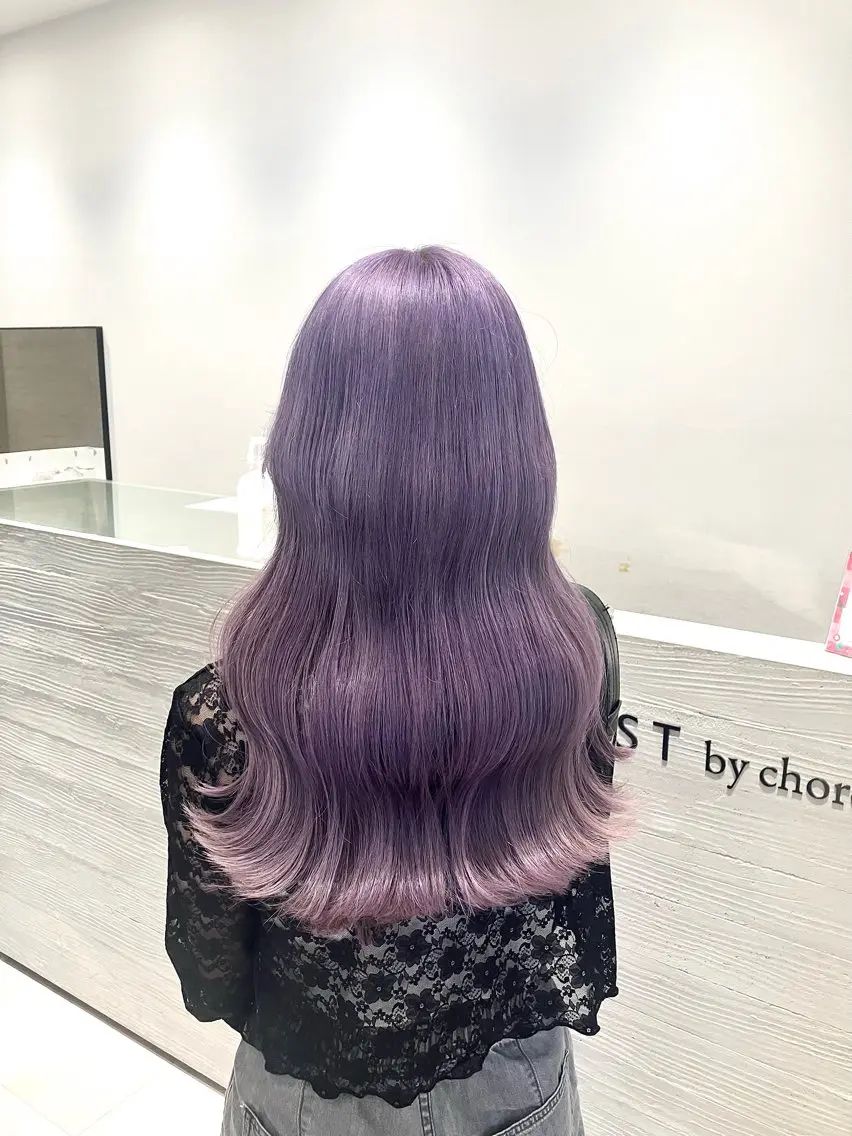 ロング カラー ラベンダーカラー シルバー ヘアカラー サキ🤍ハイトーン 🪩レイヤーカットのヘアスタイル