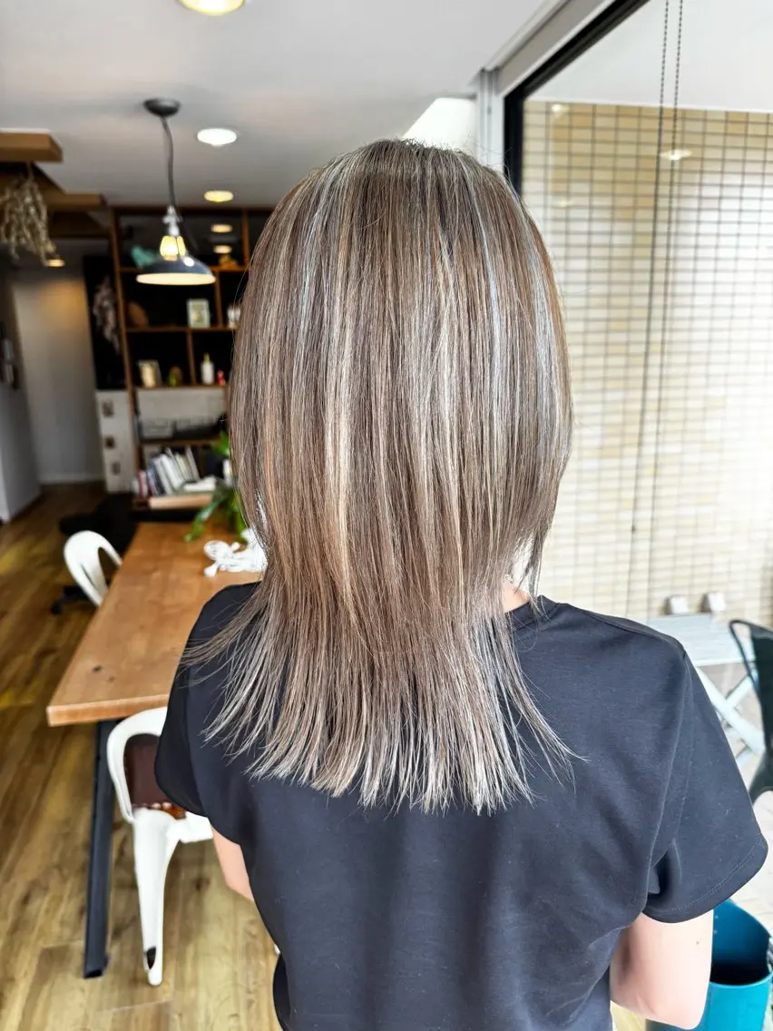 ロング カラー アッシュ アッシュグレー ハイライトカラー ハイライト ヘアカラー トリートメント ツキダテ ユイのヘアスタイル