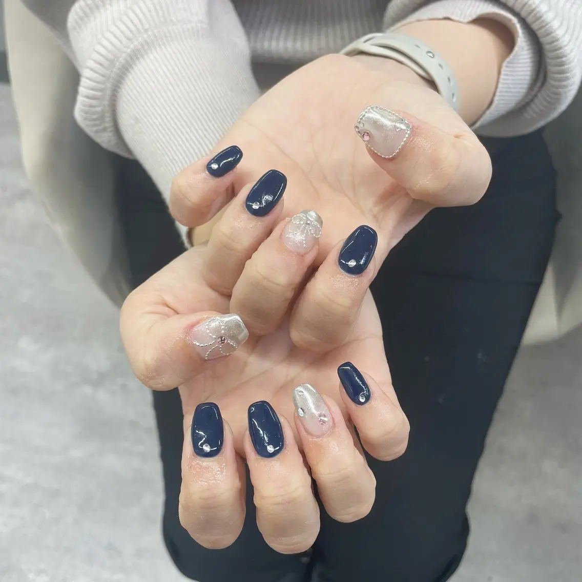 ネイル ネイビー リボン シルバー ハンドネイル Bianca川越西口 KITAZAKI🫧のネイルデザイン