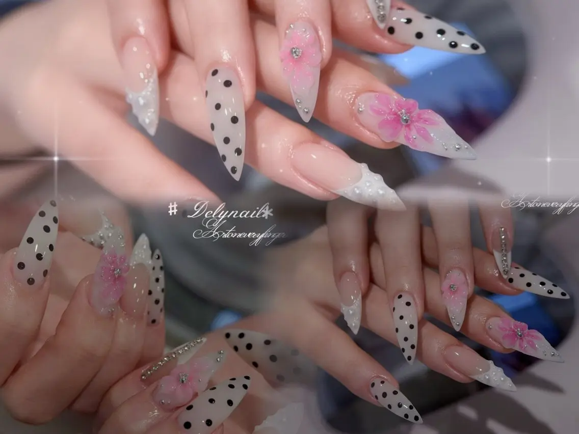ネイル ブルー 長さ出し キラキラネイル 韓国ネイル ロングネイル ハンドネイル Dely Nailのネイルデザイン